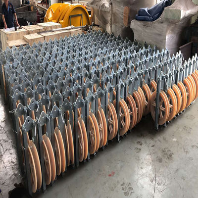 滑車ブロックをひもでつなぐ送電線用具の単一の束のコンダクター